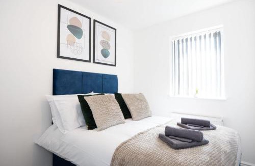 Leigh Casa | Contemporary 3 Bedroom Home with Garden & Parking