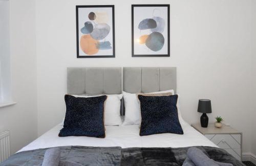 Leigh Casa | Contemporary 3 Bedroom Home with Garden & Parking