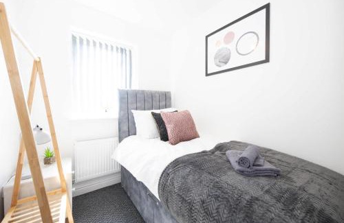 Leigh Casa | Contemporary 3 Bedroom Home with Garden & Parking