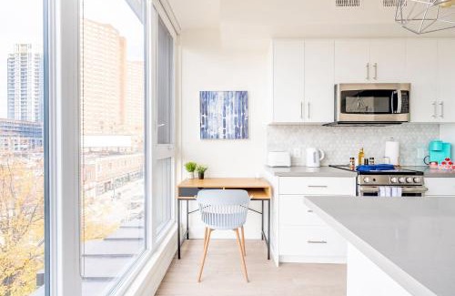 High Park-Swansea Hotel | Contemporary 3BR with Natural Light High Park North Nearest Intersection - Dorval Rd,