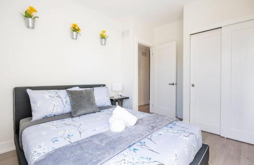 High Park-Swansea Hotel | Contemporary 3BR with Natural Light High Park North Nearest Intersection - Dorval Rd,