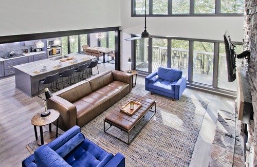 Jasper Casa | Contemporary 5 bedroom and 4 bath lake home
