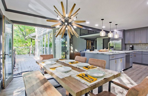 Jasper Casa | Contemporary 5 bedroom and 4 bath lake home