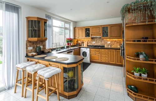 Woodhouse Casa | Contemporary 5 Bedroom with Garden North Finchley