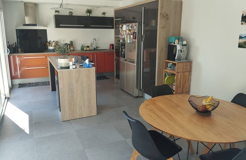 Les Angles Villa | Contemporary air-conditioned villa with pool and garden; very close to Avignon.