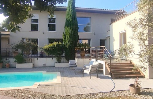 Les Angles Villa | Contemporary air-conditioned villa with pool and garden; very close to Avignon.