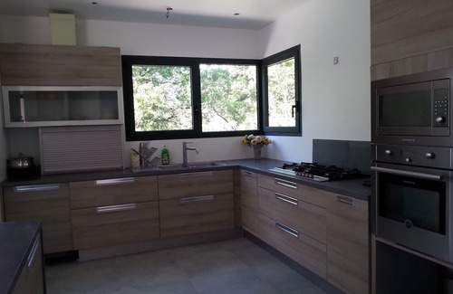 Assas Villa | Villa contemporánea en gran jardín mediterráneo con árboles, piscina protegida