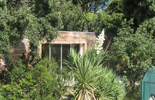 Assas Villa | Villa contemporánea en gran jardín mediterráneo con árboles, piscina protegida