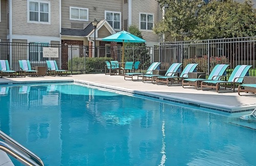 Morrisville Apartamento | Contemporary and spacious hotel! Pets Allowed, Pool!