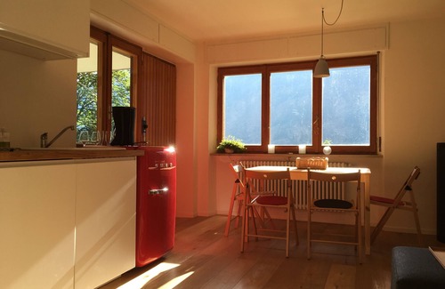 Paquier Apartamento | Apartamento contemporáneo con estufa de leña y terraza privada con vistas a la montaña.