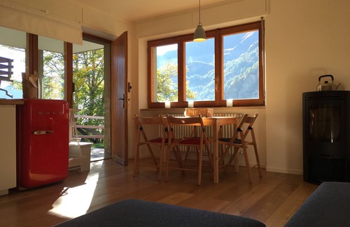 Paquier Apartamento | Apartamento contemporáneo con estufa de leña y terraza privada con vistas a la montaña.