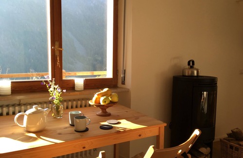 Paquier Apartamento | Apartamento contemporáneo con estufa de leña y terraza privada con vistas a la montaña.