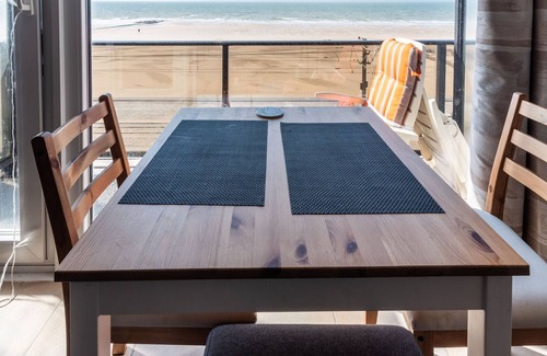 Raversijde Apartamento | Apartamento contemporáneo en Ostende con balcón