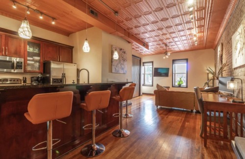 Neosho Apartamento | Contemporary apartment on the square!
