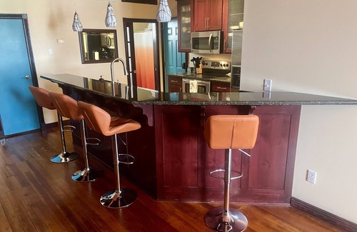 Neosho Apartamento | Contemporary apartment on the square!