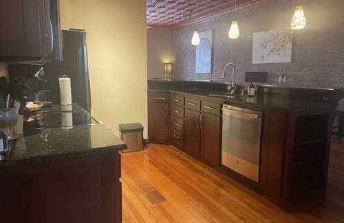 Neosho Apartamento | Contemporary apartment on the square!