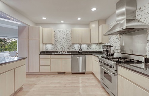 Haymarket Casa | Contemporary Architectural Gem: Modern Retreat 5 Bedroom Home