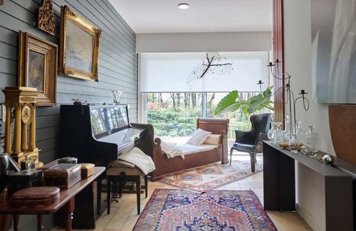 Pont-Scorff Cabaña | contemporary artist's house in a vast wooded area
