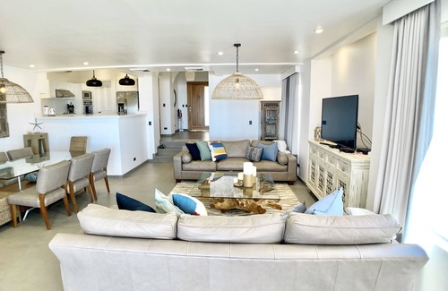 Playa Hermosa Condominio | contemporáneo-playa-frente-gem-cerrada-comunidad-derecha-en-el-agua con piscina!