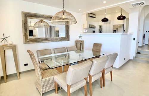 Playa Hermosa Condominio | contemporáneo-playa-frente-gem-cerrada-comunidad-derecha-en-el-agua con piscina!