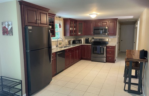 West Hyannisport Casa | Contemporary Beach Cottage. Sleeps 8. Central AC/Heat. Beach pass included.