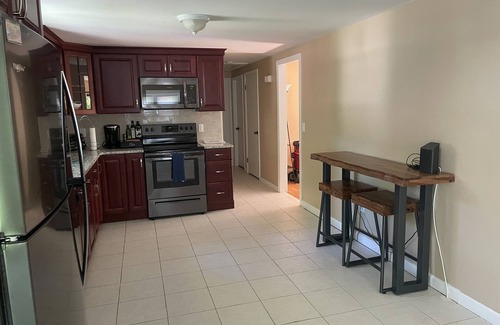 West Hyannisport Casa | Contemporary Beach Cottage. Sleeps 8. Central AC/Heat. Beach pass included.