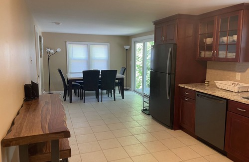 West Hyannisport Casa | Contemporary Beach Cottage. Sleeps 8. Central AC/Heat. Beach pass included.