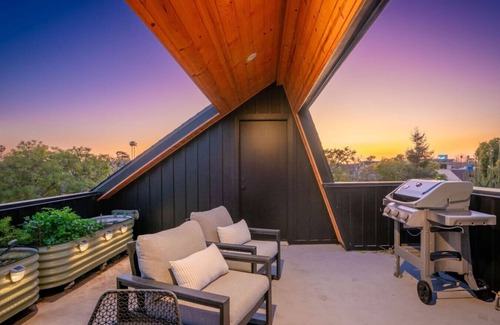 Mar Vista Apartamento | Contemporary bi-level unit w/private roof deck
