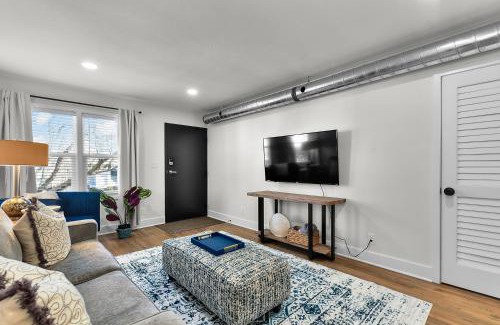 Downtown Omaha Casa | Contemporary Blue Oasis Apt 1