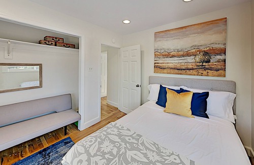 Bay Ho Casa | Contemporary Bungalow: Game Room, Fireplace & Fruit Trees ' 10 Mins to Beach