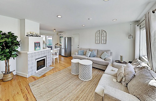 Bay Ho Casa | Contemporary Bungalow: Game Room, Fireplace & Fruit Trees ' 10 Mins to Beach