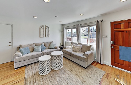 Bay Ho Casa | Contemporary Bungalow: Game Room, Fireplace & Fruit Trees ' 10 Mins to Beach