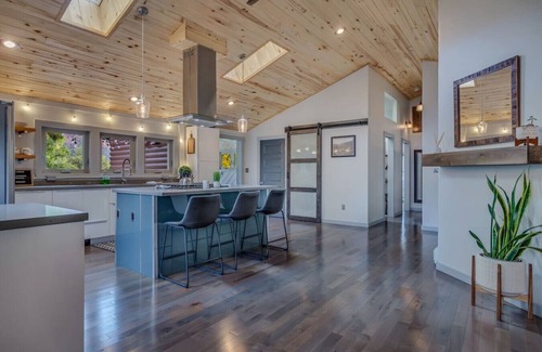 Glenwood Springs Casa | Contemporary cozy Retreat by Roaring Fork River