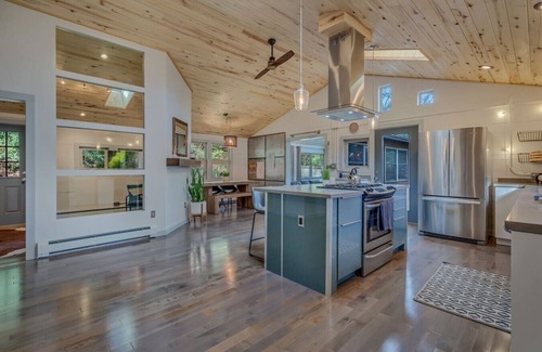 Glenwood Springs Casa | Contemporary cozy Retreat by Roaring Fork River
