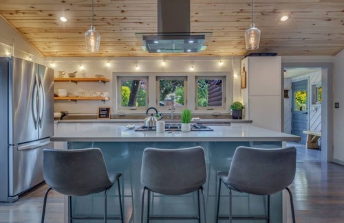 Glenwood Springs Casa | Contemporary cozy Retreat by Roaring Fork River
