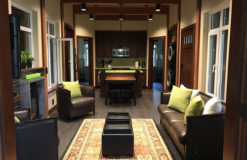 Salt Spring Island Cabina | Contemporary Cottage with Private Forest Backyard. Steps to Sea & Pet-Friendly!