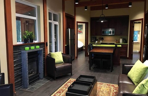 Salt Spring Island Cabina | Contemporary Cottage with Private Forest Backyard. Steps to Sea & Pet-Friendly!