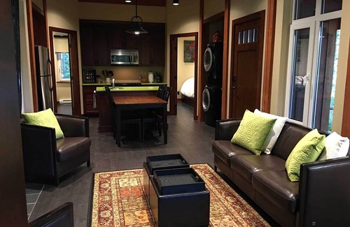 Salt Spring Island Cabina | Contemporary Cottage with Private Forest Backyard. Steps to Sea & Pet-Friendly!