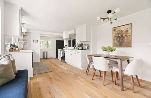 Camas Casa | Contemporary Camas Retreat