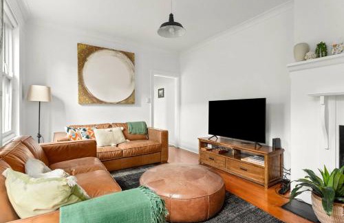 Millers Point Apartamento | Contemporary Charm with Spectacular Harbour Views