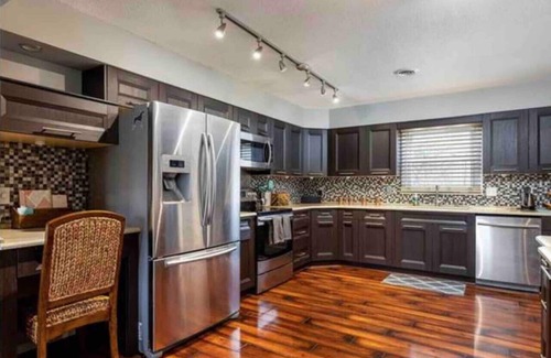 Greensboro Casa | Contemporary & Cheerful Great choice for families