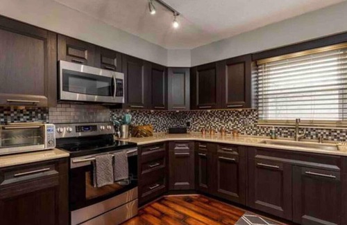 Greensboro Casa | Contemporary & Cheerful Great choice for families