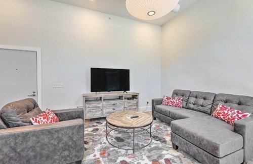 Central Business District Apartamento | Contemporary Cincinnati Condo - Pets Allowed!