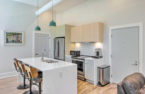 Central Business District Apartamento | Contemporary Cincinnati Condo - Pets Allowed!