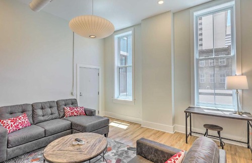 Central Business District Apartamento | Contemporary Cincinnati Condo - Pets Allowed!