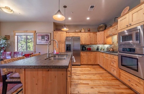 Truckee Condominio | Hermosa casa de pueblo .5 millas a pie del centro de Truckee! Limpio y contemporáneo.
