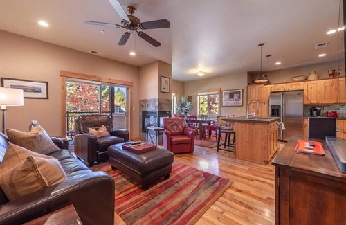 Truckee Condominio | Hermosa casa de pueblo .5 millas a pie del centro de Truckee! Limpio y contemporáneo.