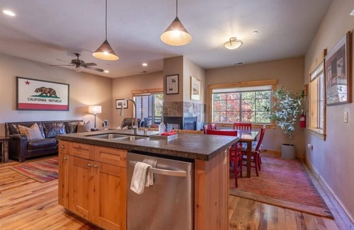 Truckee Condominio | Hermosa casa de pueblo .5 millas a pie del centro de Truckee! Limpio y contemporáneo.
