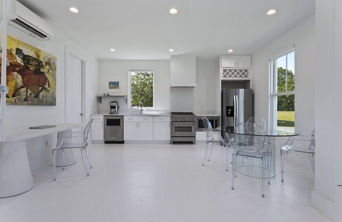 Gulf Hills Cabaña | Contemporary coastal cottage