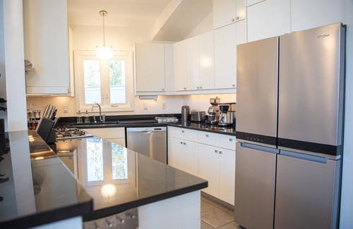 East Falmouth Casa | Contemporary coastal retreat nearby Falmouth beaches! w/ spacious living area